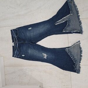 These trendy flare denim jeans feature a bold, boho-chic look with distressed de